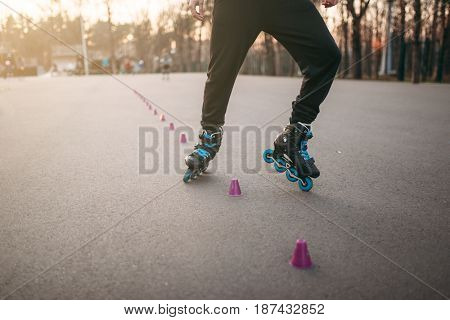 Rollerskater, rollerskating trick exercise in park