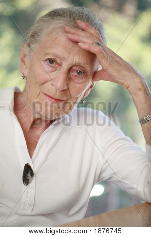 Vanhempi naisen muotokuva. Matala Dof.