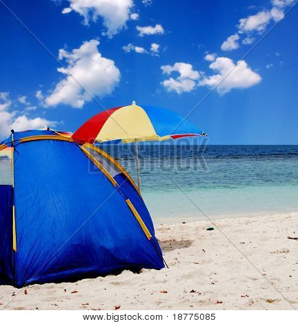 Stan a deštník jako slunce protectionatn ocean beach