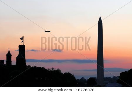 Plan som flyger över Smithsonian Institution, National Mall och Washington Memorial i skymningen i 