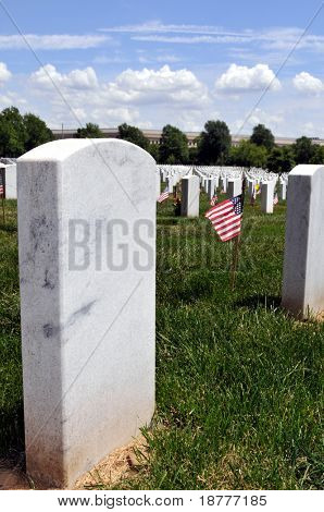 Gros plan d'une tombe en marbre blanche avec fond et un drapeau américain