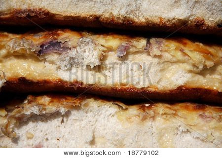 A close up of Scheiben Käse und Zwiebel-Focaccia-Brot