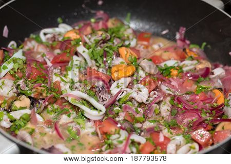 The healthy diet seafood and vegetables .