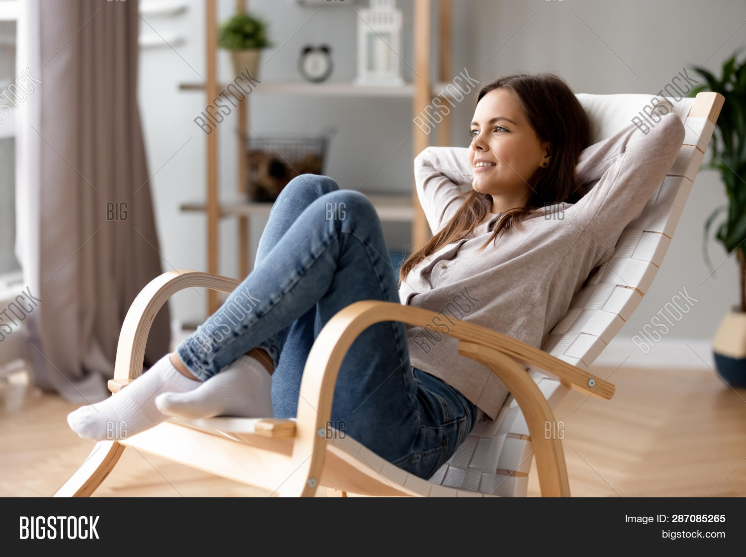 кресло для сна в офисе. удобно устроившись в кресле. человек сидит в кресле. офисное кресло b825. девушка в кресле дома.