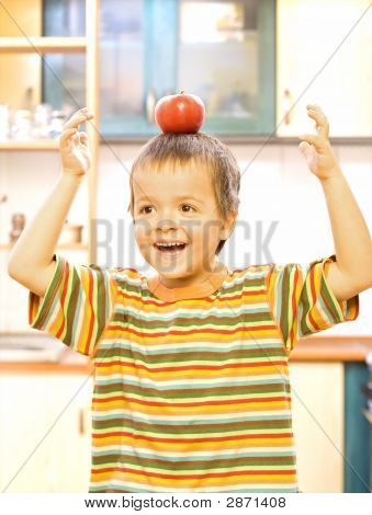 赤いリンゴを分散愛らしい少年