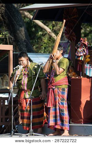 Bangkok ,  Thailand - January 26 , 2019 : Unidentified Thai Music Band Playing Pong Lang Traditional