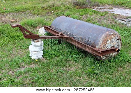 Heavy Barrel Like Weight With Strong Rusted Metal Frame Used For Flattening Sport Terrain Surrounded