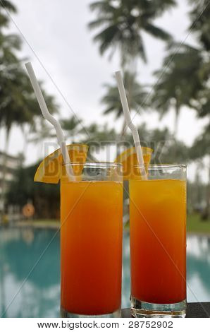 Два бокала Tequila Sunrise с бассейном