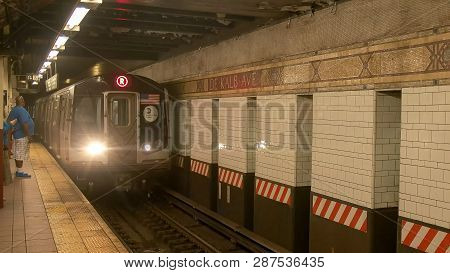 New York, New York, Usa - September 15, 2015: A Train Arrives At Dekalb Ave Station In The Subway Sy