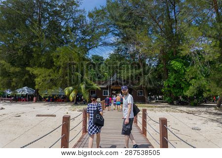Kota Kinabalu,sabah, Malaysia-january 14, 2018 : Unidentified Tourist Are Walk Into Mamutik Island D