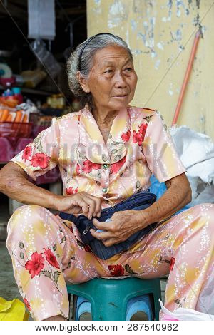 Tuaran, Sabah, Malaysia-january 25,2018: Street Photo View Of Portraiture  Elder Picture Sale Fruit 