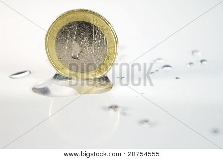 ユーロ硬貨と水滴