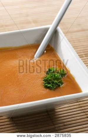 Sopa de tomate en un recipiente cuadrado.