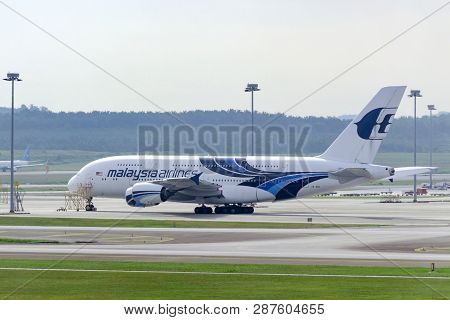Malaysia, Klia -2: 2018-03-05: Plane Malaysia Airlines In The Parking Lot At Airport Before Departur