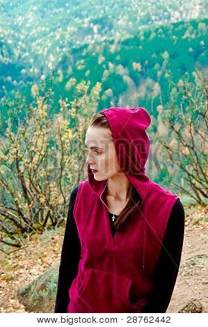 Una ragazza in un cappuccio rosso. Una vista laterale.