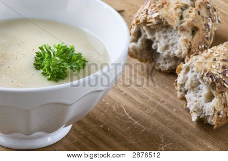 Plato de sopa de espárragos