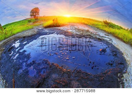 Mud-oil Geyser