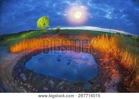 Mud-oil Geyser