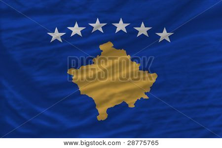 Komplet svunget nationale Flag af Kosovo til baggrund