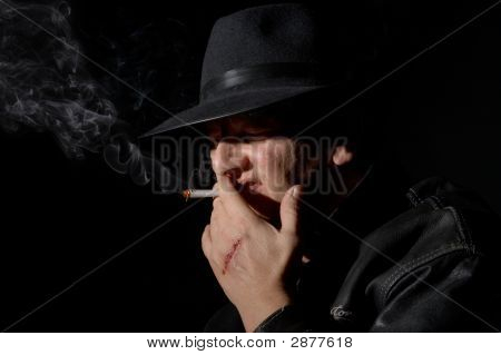 Fumando en la oscuridad