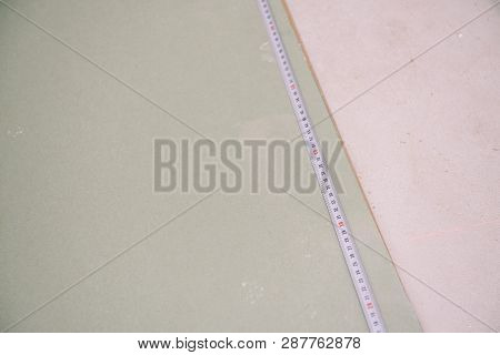 Measure The Size. Gypscortic Measurement. Draw A Size. Mastre Measures The Length.