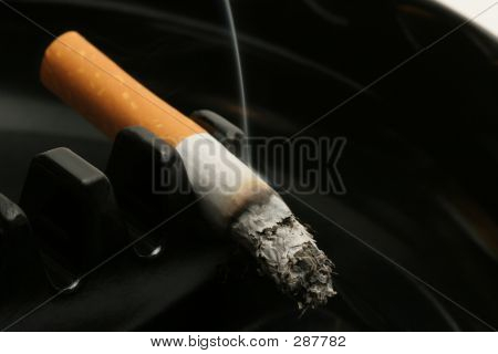 Cigaretu v popelníku