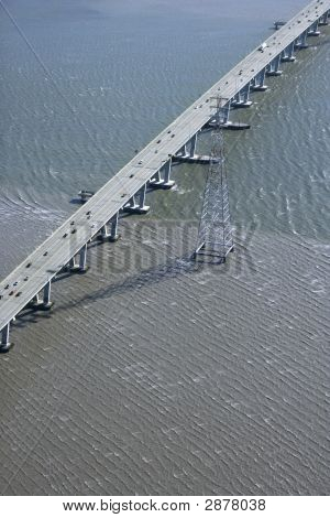 Köprü üzerinde Bay.