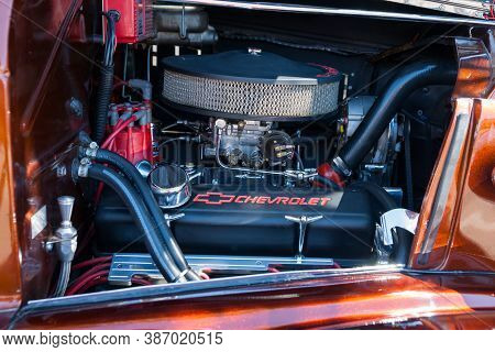Albuquerque Usa September 19 2015; Under The Bonnet Of Vintage American Cars In Plaza Albuquerque, N