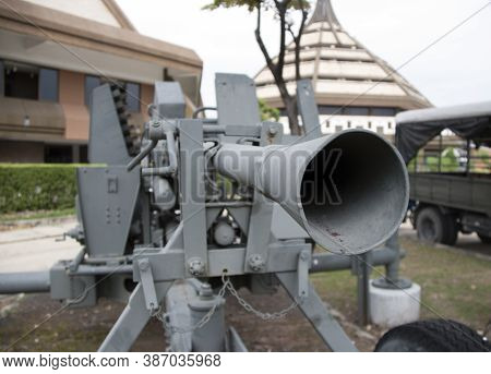 Lam Luk Ka, Pathumthani,thailand November 5, 2017: Decommission Gun Of Thai Army Place Outdoor At Na