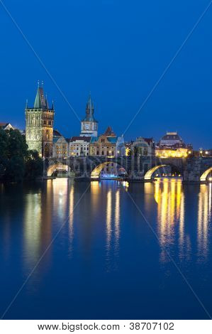 Prag, Tjeckien - AUG 5: turister passerar Karlsbron i tidigt på kvällen den 5 augusti, 2