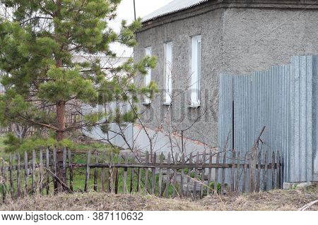 Gray One-story House With Windows And Tree