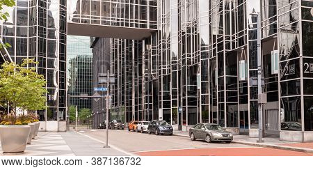 Pittsburgh, Pennsylvania, Usa 9/27/20 Parked Cars On Fourth Avenue In Ppg Plaza In Downtown Pittsbur