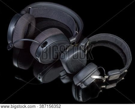 Black High-fidelity Headset With Earpads Circumaural Type And Headphones With Earpads Supra-aural Ty