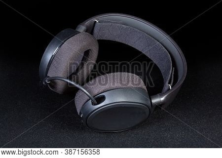 Black High-fidelity Headset With Full Size Earpads And Microphone On A Dark Background