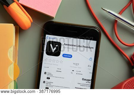 New York, Usa - 28 September 2020: Awesome Libs Premium Mobile App Logo On Phone Screen Close Up, Il
