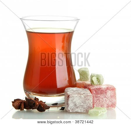 Glas türkischen Tee und Rahat Delight, isolated on white