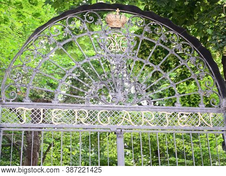 Vienna, Austia - August 26, 2020: Schonbrunn Zoo Entrance Gate.tiergarten Schönbrunn Or Vienna Zoo M