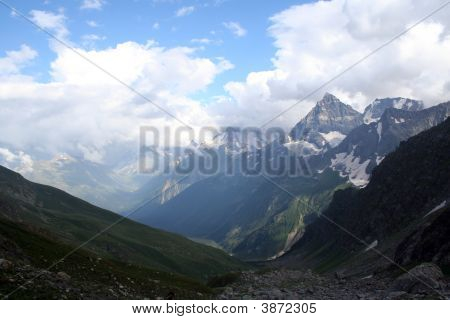 Mountain Valley sob nuvens brancas