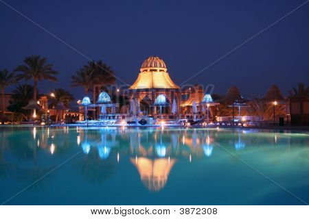 Café da noite perto da piscina