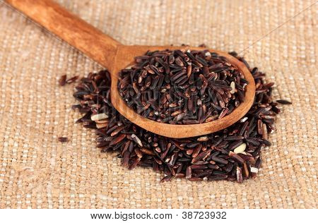arroz preto na demissão em colher de madeira
