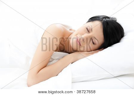 Kvinde sover i sengen, hvid baggrund
