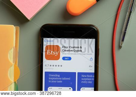New York, Usa - 29 September 2020: Etsy Custom Creative Goods Mobile App Logo On Phone Screen Close 
