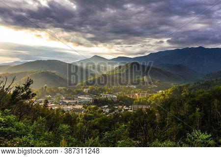 Sunrise Over Gatlinburg, Tennessee. Misty Morning Sunrise Over The Mountain Resort Town Of Gatlinbur
