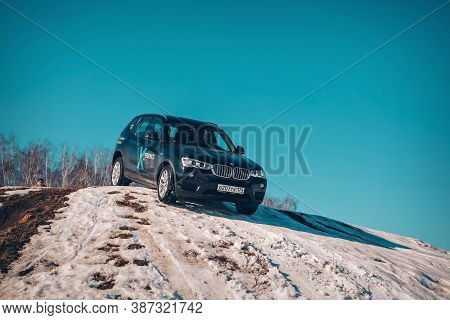 Bmw Advertising, Moscow, 1.11.2018: Demonstration Of A Model Of A Black Car, Cars On A Snow-covered 