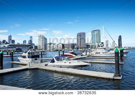 Waterfront's harbor med nogle yacth på dock og Etihad stadion på baggrund