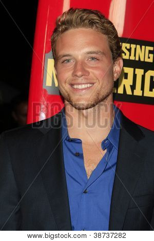 LOS ANGELES - OCT 18: Jonny Weston na honí Mavericks - Los Angeles premiéru v Tichomoří Thea