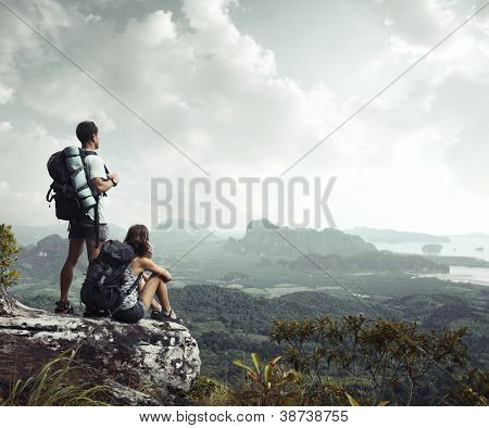 Túrázók hátizsák élvezi valley view egy hegy tetején