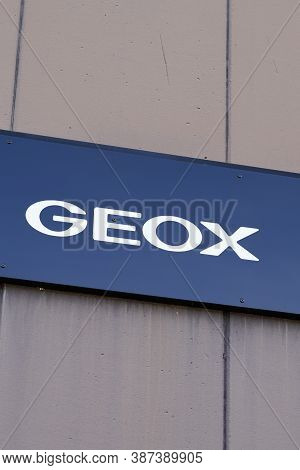 Bordeaux , Aquitaine / France - 09 25 2020 : Geox Logo And Text Sign Of Shoes Store Of Italian Cloth