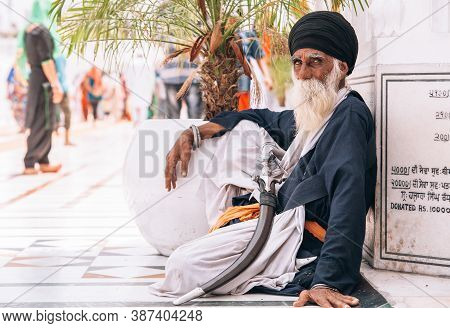 Amritsar, India - August 15:  Portrait Of An Old Sikh Sitting At Golden Temple (harmandir Sahib) On 