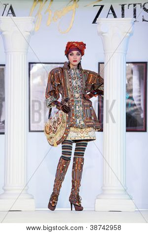 Mosca - 4 novembre: Modello in abito con motivo etnico in mostra del designer Slava Zaitsev nella moda 